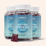 yuicy® Goodbye Stress Gummies mit GABA und L-Theanin. Die Dose ist blau gestaltet, enthält dunkelviolette Gummibärchen und trägt den Hinweis „zuckerfrei“. Nahrungsergänzungsmittel zur Unterstützung bei Stress und innerer Ruhe.