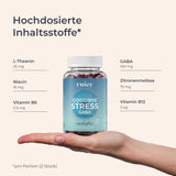 Eine Hand hält eine Dose yuicy® Goodbye Stress Gummies. Auf dem Etikett steht „GABA + L-Theanin“. Daneben sind die Inhaltsstoffe pro Portion (2 Stück) aufgelistet:
– GABA: 100 mg
– L-Theanin: 25 mg
– Zitronenmelisse: 75 mg
– Niacin: 16 mg
– Vitamin B6: 0,9 mg
– Vitamin B12: 2 µg
Text oben: „Hochdosierte Inhaltsstoffe“.